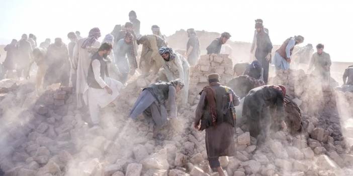 Afganistan'ı şiddetli deprem vurdu: Yüzlerce kişi hayatını kaybetti!