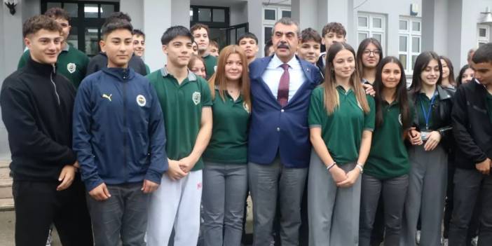 Bakan Yusuf Tekin'in okul ziyaretinde öğretmenler şaşkınlık yaşadı: Öğrenci velisi zannettik!