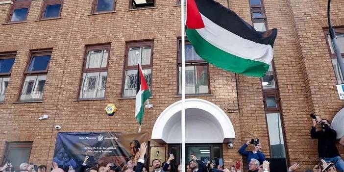 Dünya uyanıyor: İngiltere Filistin'i resmen tanıdı, Londra'da bayrak göndere çekildi!