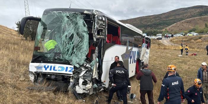 Sivas’ta can pazarı: Yolcu otobüsü ile tır çarpışması sonucu çok sayıda ölü ve yaralı var!