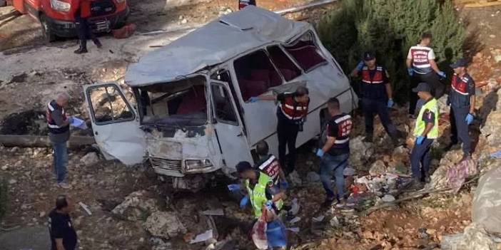 Mersin'de feci kaza: Tarım işçilerinin bulunduğu minibüste can pazarı!