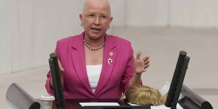 Kürsüde peruğunu çıkarmıştı: CHP'li Nurten Yontar kanseri yendiğini duyurdu