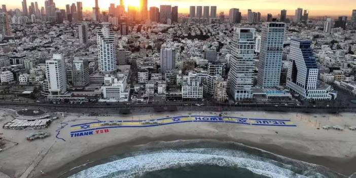 ABD Başkanı Donald Trump'a İsrail'de pankartlı karşılama: Plaja devasal "Teşekkürler" yazısı!