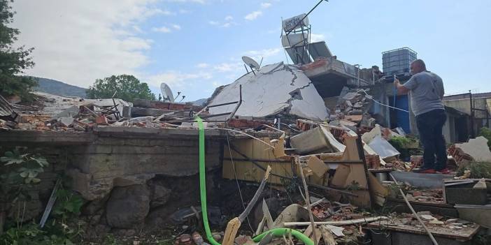 Son dakika! İzmir'de feci patlama: Yıkılan evde yaralılar var!