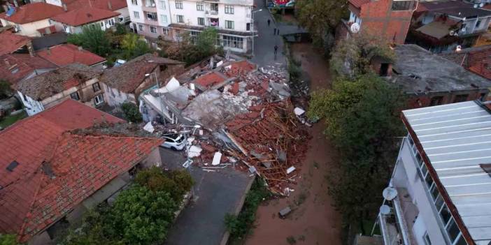 Sındırgı'daki deprem korkuttu: Yıkım gün ağarınca ortaya çıktı!