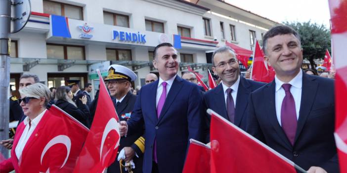 Pendik’te vatandaşların büyük ilgisi, ve 102 Metrelik Türk Bayrağı ile coşkulu Cumhuriyet Kutlaması