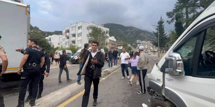 Kamyon ile midibüsün çarpıştığı kazada can pazarı: Ortalık savaş alanına döndü, çok sayıda öğrenci yaralandı!