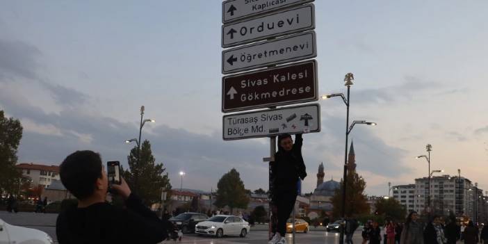 Ankara'daki tabela çılgınlığı Sivas'a sıçradı: Genç nesil maymun gibi tabelalara tırmanıyor!