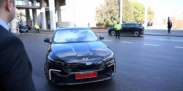 Bakan Kacır'dan Togg şov: Bütçe görüşmelerine Togg'un göz kamaştıran yeni modeli T10F ile geldi