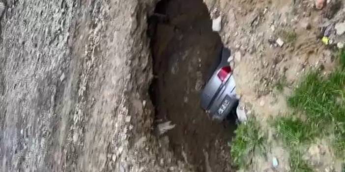 İstanbul'da park halindeki otomobilin başına gelen akıl almaz olay: Yer yarıldı içine girdi!