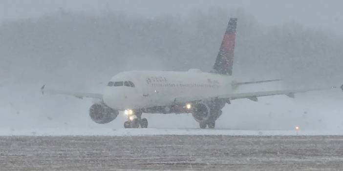 Kar ve tipi hava trafiğini felç etti: 3 şehirde bazı uçuşlar iptal!