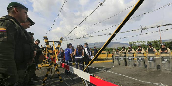 Kolombiya, Venezuela arasında mülteci krizi mi başlıyor? Kolombiya sınırına binlerce askerden duvar örüyor!