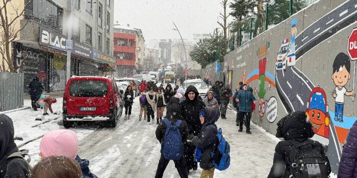 İstanbul'da eğitime ara verildi: Öğrencilerin kar tatili sevinci!