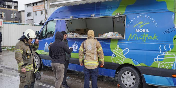 Tuzla Belediyesinden yangında etkilenen vatandaşlara ve görevlilere destek