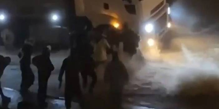 İzmir'in suyla imtihanı bitmiyor: Kuvvetli yağış sonucu sele kapılan yayayı polis kurtardı!