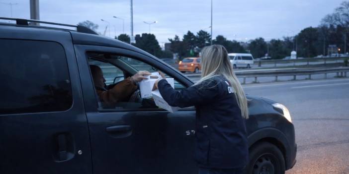 Tuzla Belediyesi’nden iftar saatine yolda yakalanan vatandaşlar iftariyelik ikramı