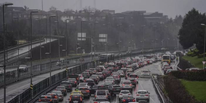 İstanbul'da yola çıkanlar pişman oldu: Bayram trafiği resmen çileye döndü!