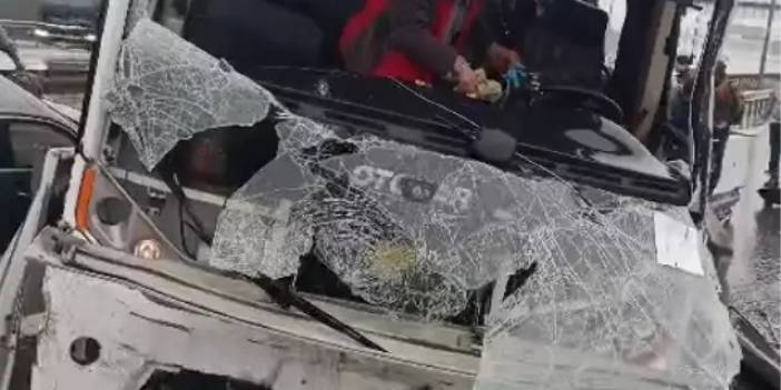 İstanbul'da sabah saatlerinde feci kaza: Polis servisinin de karıştığı zincirleme kazada 1 polis şehit oldu, çok sayıda yaralı var!