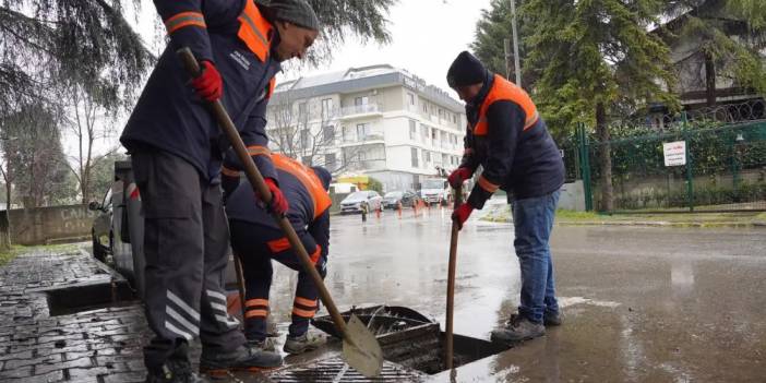 Tuzla Belediyesi yağışa karşı sahada: 100 personel ve 40 araçla kesintisiz müdahale