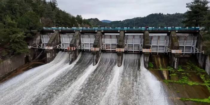 18 yıl sonra gelen aralıksız yağışlar barajları doyurdu: Tarım arazilerini su bastı...