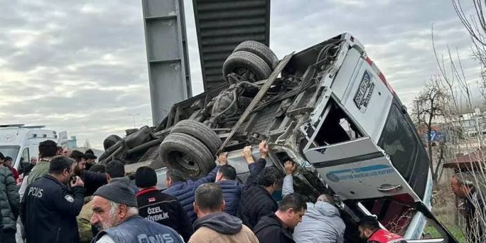 Özel halk otobüsü üst geçide çarparak devrildi: Çok sayıda ölü ve yaralı var!