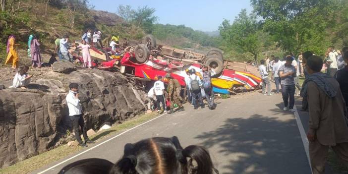Yolcu otobüsü 30 metrelik yükseklikten aşağı uçtu: 15 kişi kurtulamadı!