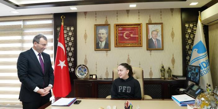 Başkan Ahmet Cin, koltuğu çocuklara devretti