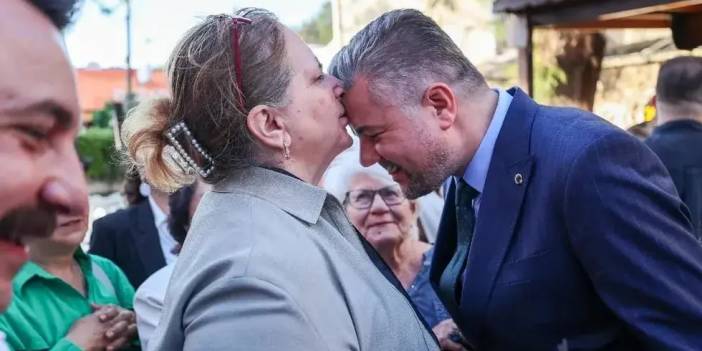 Pişkinliğin böylesi: Memurların protesto ettiği başkan Görkem Duman’a CHP'den tebrik öpücüğü