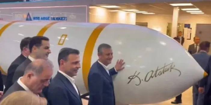 CHP Lideri Özel hayranlığını gizleyemedi: SAHA Expo 2026 ziyaretinde Yıldırımhan'ın önünde poz verdi