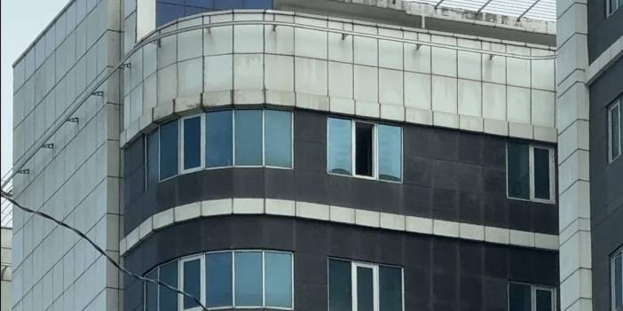 Bıçaklanıp hastaneye kaldırılan genç, 10. kattaki pencereden düşerek hayatını kaybetti