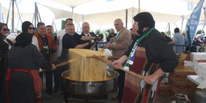 Rizeliler 'Mıhlama Şenliği'nde kemençe ve horonla coştu
