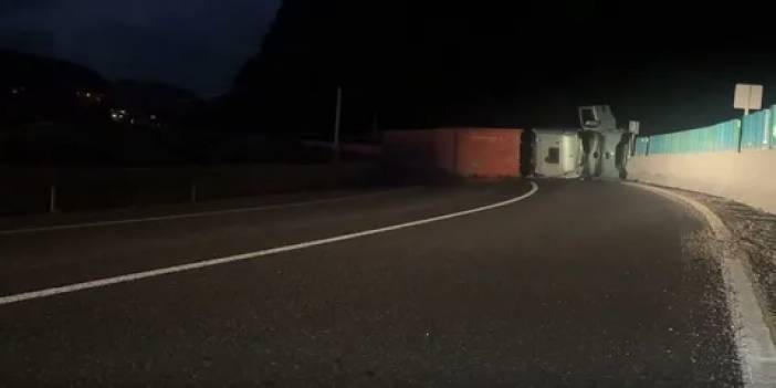 Düzce'de askeri mühimmat yüklü tır devrildi: Yol ulaşıma kapandı!