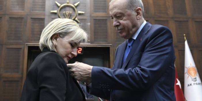AK Parti'ye geçti: CHP'den istifa eden İstanbul Milletvekili Nimet Özdemir'in rozetini Erdoğan taktı, Nimet Özdemir kimdir?