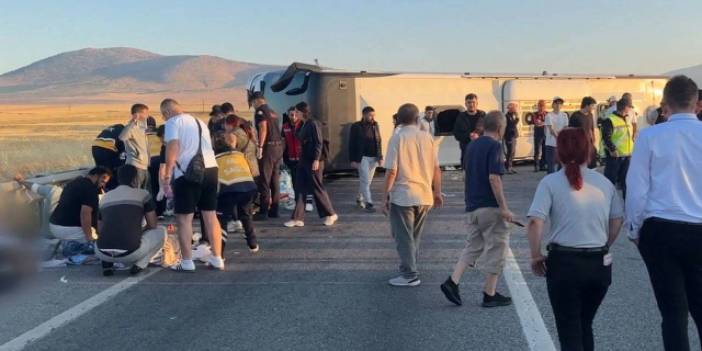 Kara yolunda can pazarı: Yolcu otobüsü bariyere çarparak devrildi!