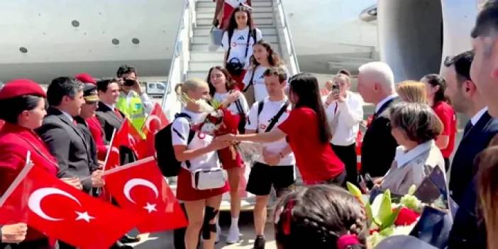 Şampiyon Filenin Sultanlarına İstanbul Havalimanı'nda büyük ilgi: Çiçeklerle karşılandılar