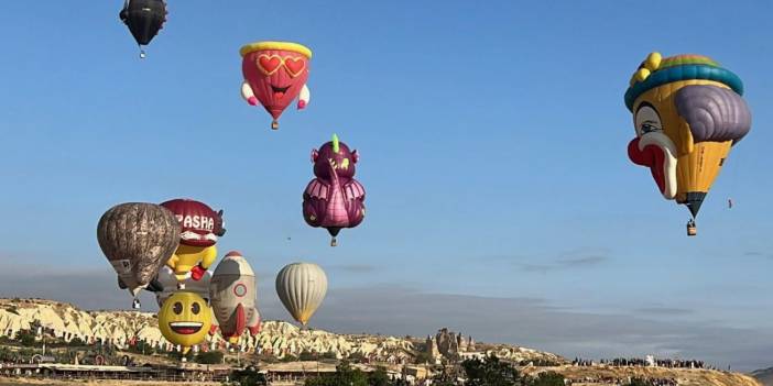 Kapadokya semalarında görsel şölen: Figürlü balonlar, gökyüzünü renklendirdi
