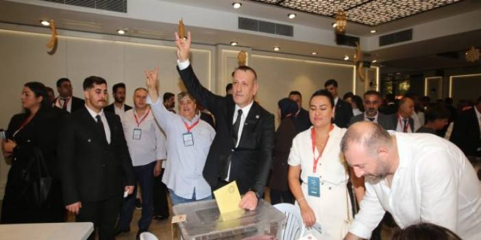 Muharrem Kır güven tazeleyerek yeniden ilçe başkanı oldu
