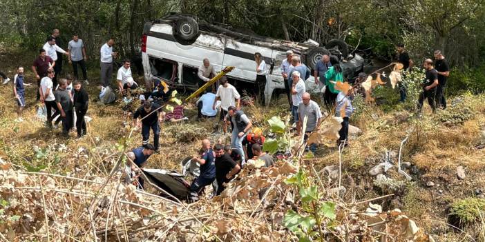 Sivas'ta yolcu minibüsü şarampole uçtu: Çok sayıda ölü ve yaralılar var!