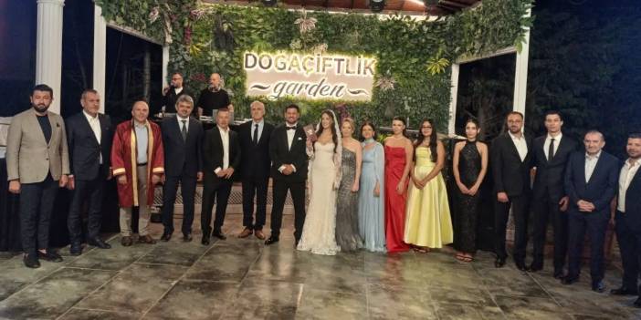 İş adamı Mustafa Şahinyılmaz'ın oğlu Ozan görkemli bir düğün merasimiyle dünya evine girdi...