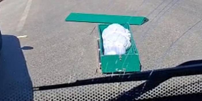 ''Bu da oldu.. '' dedirten olay: Seyir halindeki cenaze aracından tabut yola fırladı!