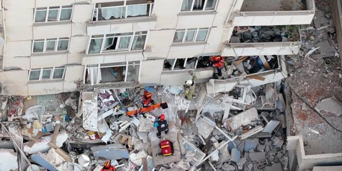 İstanbul'da sabaha doğru bina çöktü: 3 katı yıkılan binada mahsur kalanlar var