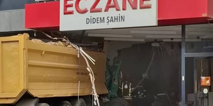 Freni Boşalan Hafriyat Kamyonu Eczaneye Daldı!