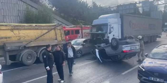 Bağcılar'da hareketli dakikalar: Meydana gelen zincirleme kazada yaralananlar var!