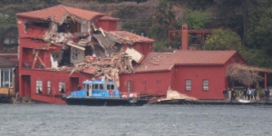 İstanbul Boğazı'nda Dümeni Kilitlenen Gemi Yalıya Çarptı