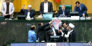 Obama yaptı Trump bozdu! İranlı vekiller ABD bayrağını yaktı...