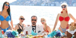 Adnan Oktar'ın cinsel ilişki videsu ortaya çıktı! Kadınların cinsel organlarına peçete sokuyor!