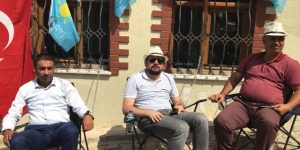 İYİ Parti İlçe Başkanları kendilerini Meral Akşener'in evine zincirledi