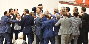 Meclisin ilk gününde ilk kavga yaşandı