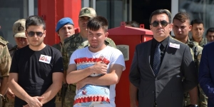 Astsubay Karakaya şehit bebeğinin yastığına sarıldı