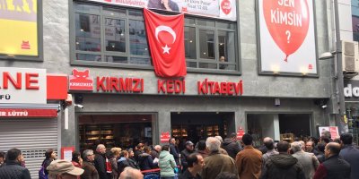 Yılmaz Özdil'in 2.500 liralık kitabı satışa sunuldu yayınevinin sitesi çöktü!